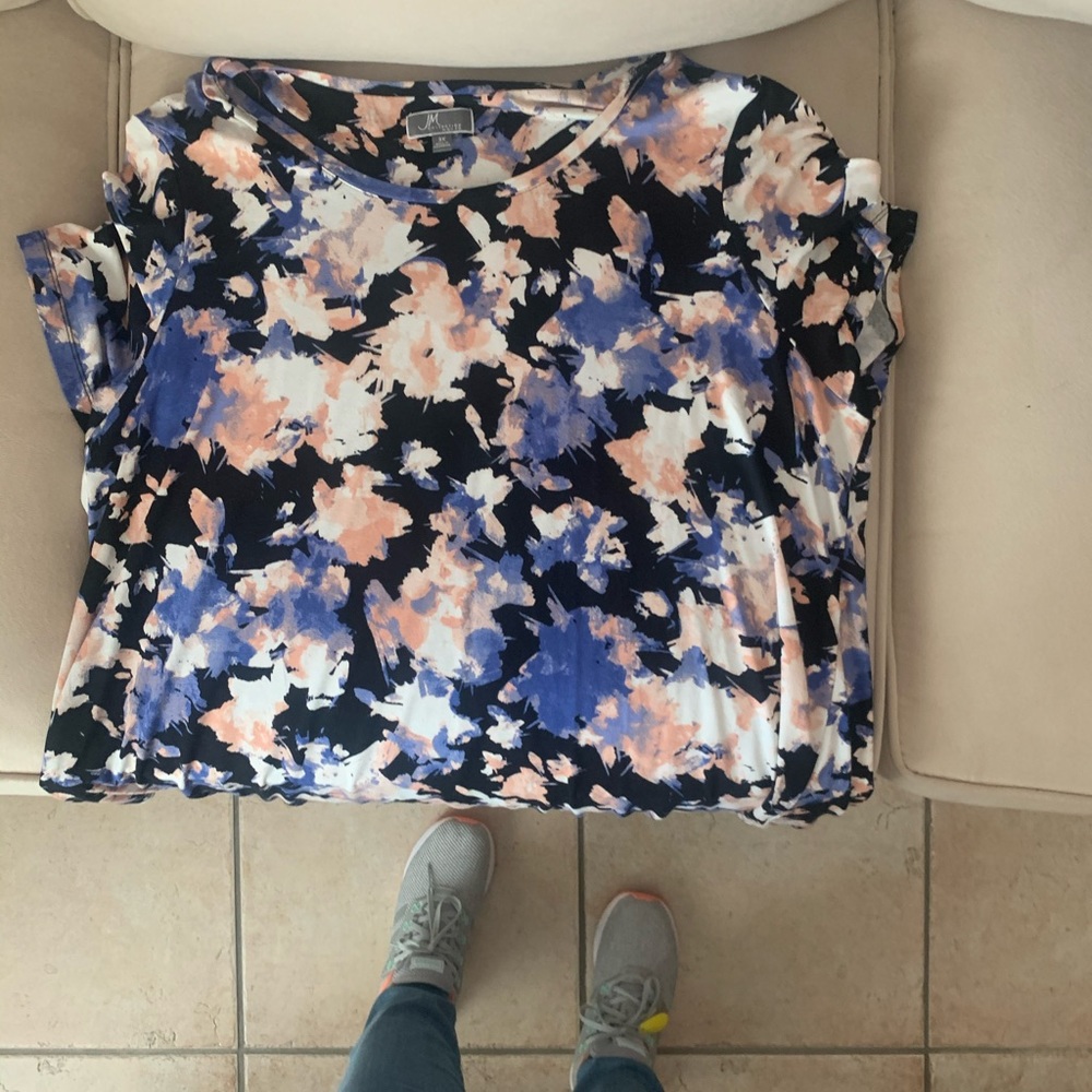 Cute and cool summer top. Floral print